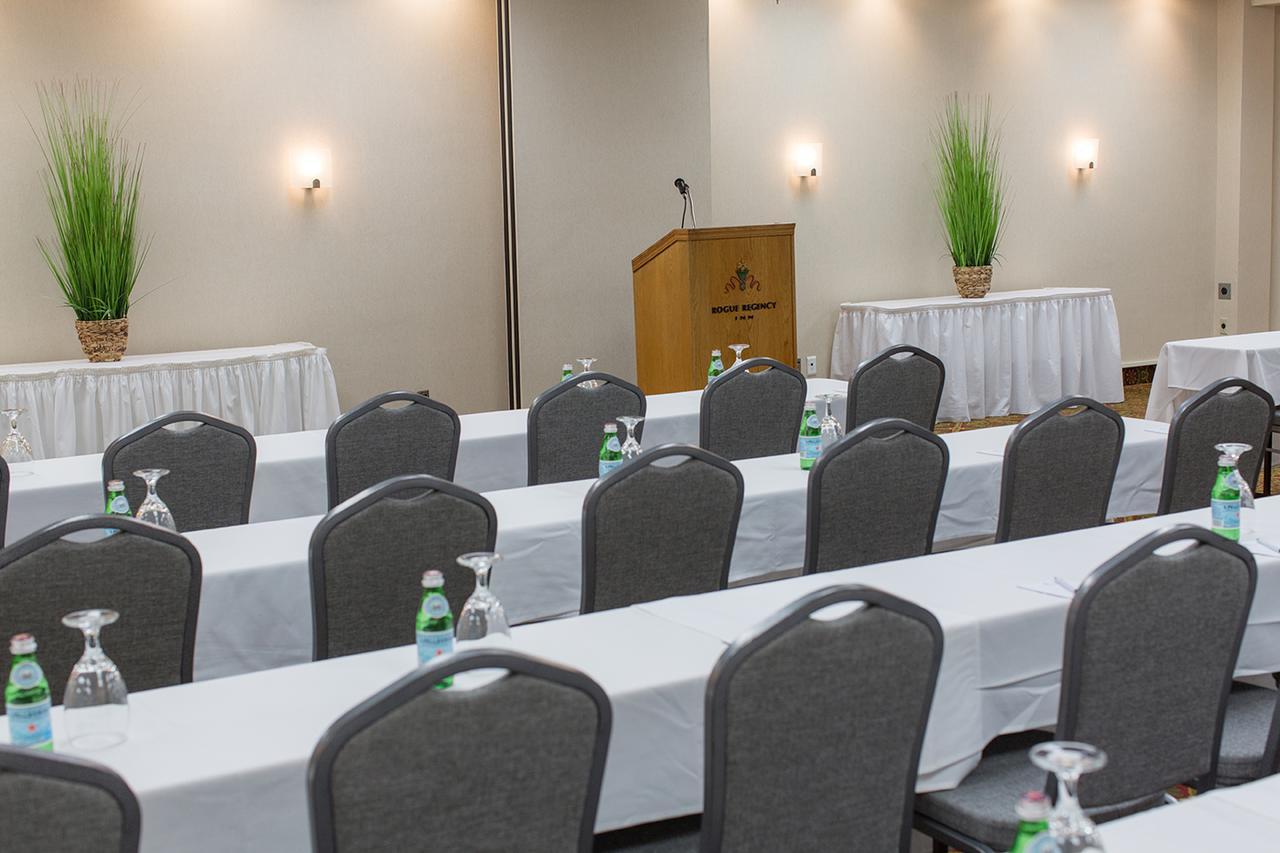 Rogue Regency Inn&Suites Medford Buitenkant foto